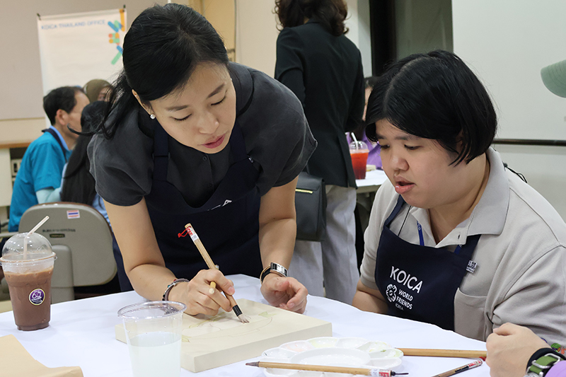 Korean art teacher gave hands-on art lesson to participants from Thailand.