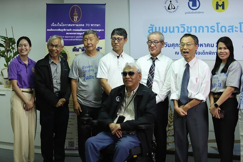 Key participants and organizers from Thailand and Japan gathered for a commemorative group photo after the seminar.