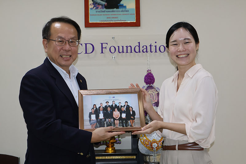 As the session came to an end, Mr. Piroon Laismit, APCD Executive Director, delivered a farewell speech, appreciations and presented a gift to Ms. Itako. 
