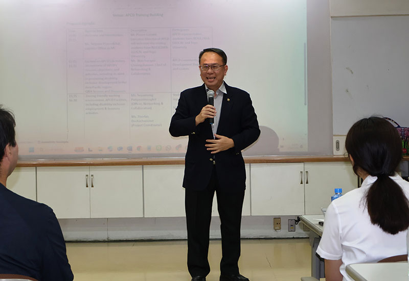 Mr. Piroon Laismit, Executive Director of APCD, received a group of visitors.