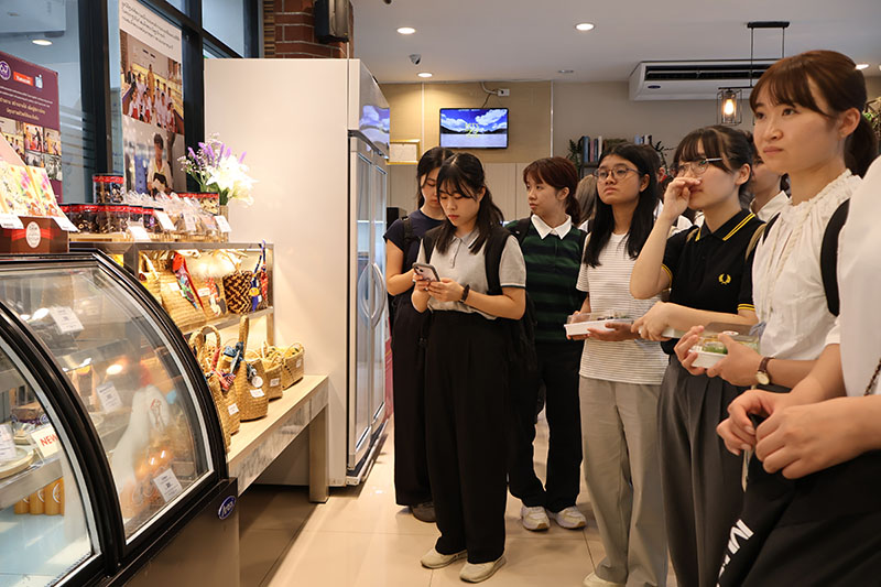The students explored the friendly working environment, APCD Facilities, including disability inclusive employment & business activities.