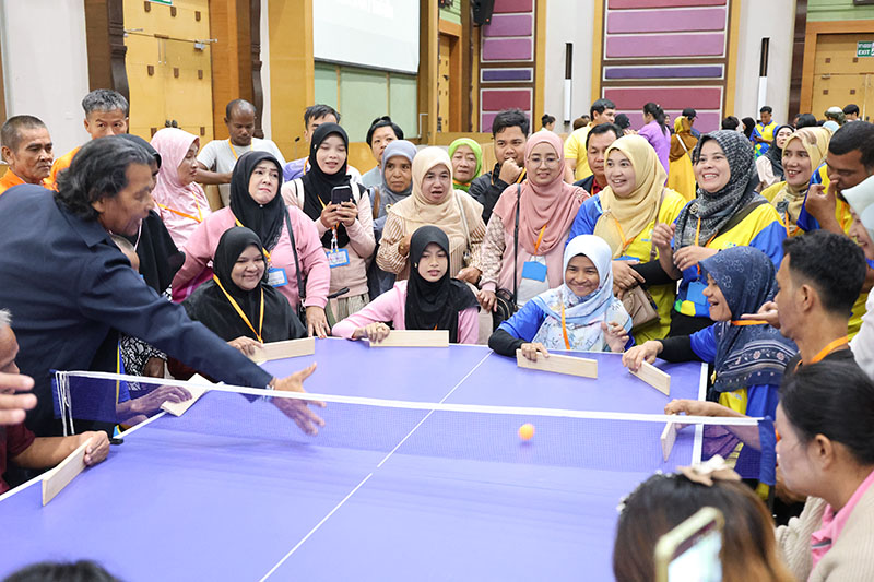 Persons with mental disabilities and their supporter participated a mini completion of Takkyu Volley.