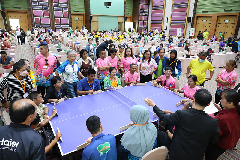 Persons with mental disabilities and their supporter participated a mini completion of Takkyu Volley.