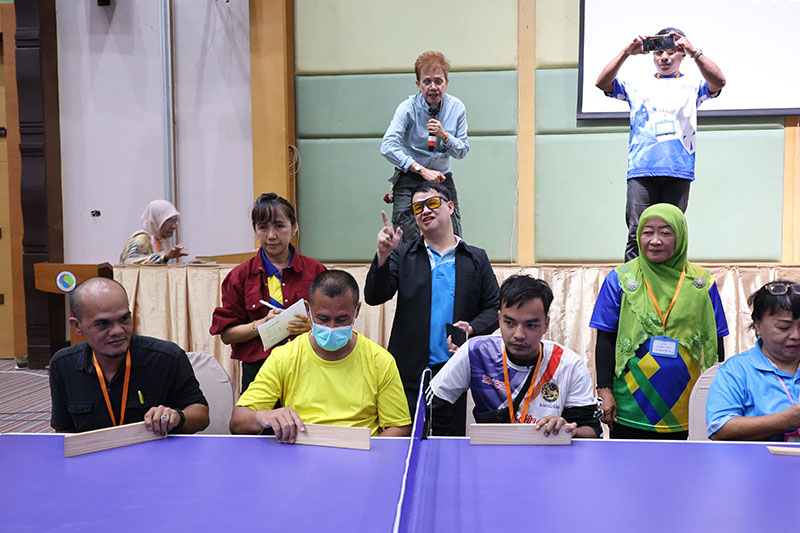 Persons with mental disabilities and their supporter participated a mini completion of Takkyu Volley.