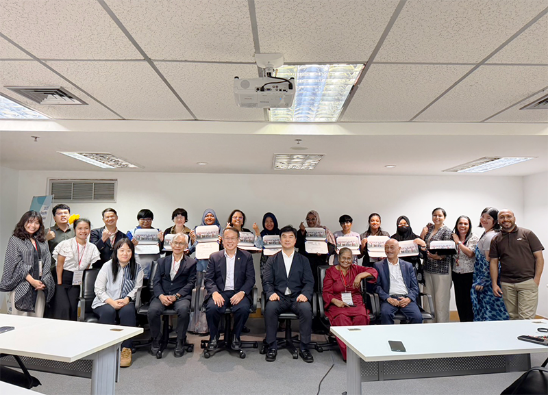 The group photo of participants holding completion certificate, and organizers team at the closing ceremony including representatives from DPI Korea, TCI-Global, APCD and  Mr. Chatvichai Promadhattavedi, Bangkok Art and Culture Center Foundation. 