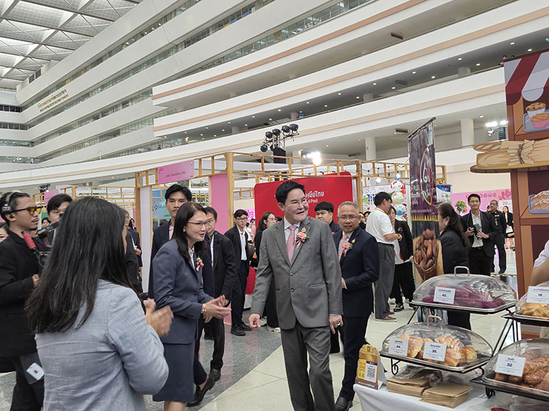 นายอัครา พรหมเผ่า รัฐมนตรีว่าการกระทรวงการพัฒนาสังคมและความมั่นคงของมนุษย์ (พม.) โดยมีนายกันตพงศ์ รังษีสว่าง ปลัดกระทรวง พม. และนางสาวสนธยา บุณยภูษิต อธิบดี พก. ร่วมอำนวยความสะดวก เข้าเยี่ยมชมบูธของ ศพอ. โดยได้แวะชมร้าน 60+ Bakery & Chocolate Café พร้อมให้การสนับสนุนและอุดหนุนผลิตภัณฑ์ขนมปัง