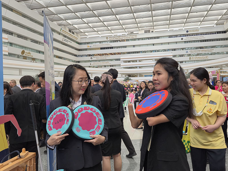 Ms. Siriporn Praserdchat led and facilitated the APCD booth on Disability-Inclusive Sports and Disability-Inclusive Disaster Risk Reduction (DIDRR). The participants were interested in Dodgebee and demonstrated how to play it.