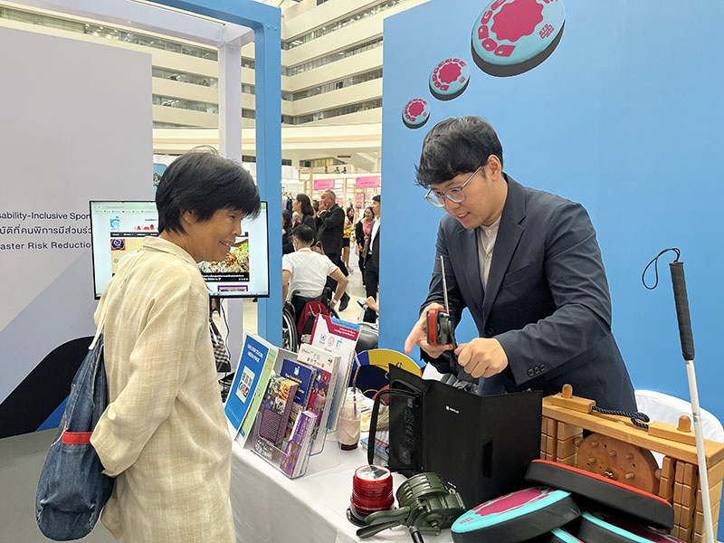 Mr. Panomkorn Prasitsuparoph (Administrative Officer), APCD facilitated the booth on the first day. He presented to participants who were interested in DIDRR tools, demonstrated how to use them, and explained their importance during disasters.  