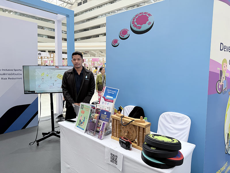 Mr. Noppol Ubdulsamad, Accounting Officer at APCD, facilitated the booth on the second day, he also facilitated Samspel, one of the DIS sports, on the second day of the event. It attracted great interest from children and parents also other participants in the event.