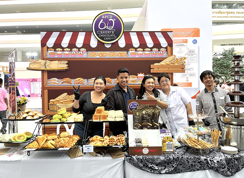 The exhibition of APCD 60+ Bakery & Chocolate Café booth, led by Ms. Wilailekha Somprach (Manager, 60+ Plus Bakery & Chocolate and 60+ Plus Kitchen by CP Projects), was one of the most popular booths on Disability-Inclusive Empowerment, receiving strong support and purchases the bakery products from participants.