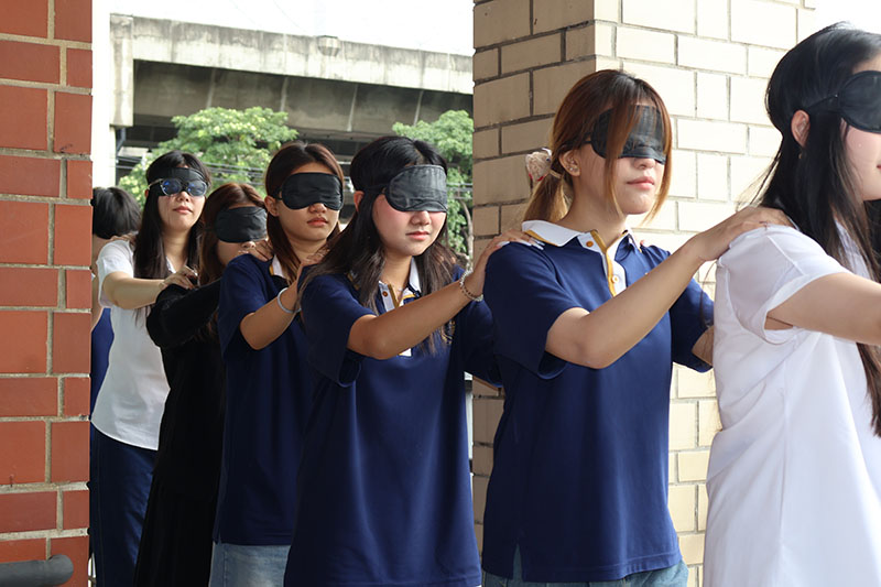 นายวัชรพล จึงเจริญ นำจัดกิจกรรม และได้นำเสนอหัวข้อ “แนวคิดเชิงสังคมว่าด้วยความพิการ” โดยให้นิสิตทำกิจกรรมการเรียนรู้เชิงประสบการณ์ เพื่อให้เข้าใจถึงประสบการณ์ชีวิตจริงของบุคคลที่มีความบกพร่องทางการมองเห็นได้ดียิ่งขึ้น