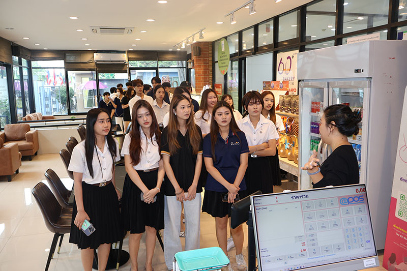 คุณวิไลเลขา สมปราช (ผู้จัดการโครงการ Disability-Inclusive Business) และนางสาวทอฝัน เดชะชัยนิมิต (ผู้ประสานงานโครงการ DIEB) นำคณะนิสิตเยี่ยมชมการดำเนินงานด้านการจ้างงานที่คนพิการมีส่วนร่วมของ ศพอ. และโครงการ APCD 60+ Kitchen by CP และ APCD 60+ Bakery & Chocolate Café