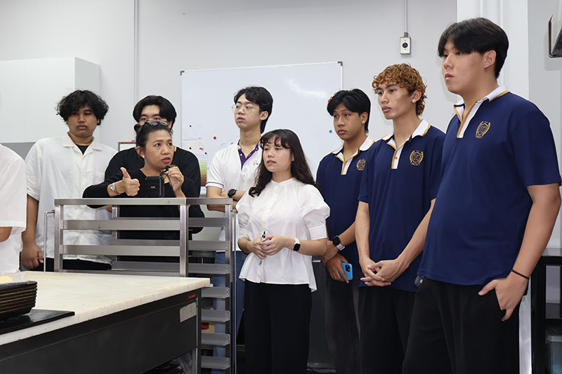 คุณวิไลเลขา สมปราช (ผู้จัดการโครงการ Disability-Inclusive Business) และนางสาวทอฝัน เดชะชัยนิมิต (ผู้ประสานงานโครงการ DIEB) นำคณะนิสิตเยี่ยมชมการดำเนินงานด้านการจ้างงานที่คนพิการมีส่วนร่วมของ ศพอ. และโครงการ APCD 60+ Kitchen by CP และ APCD 60+ Bakery & Chocolate Café