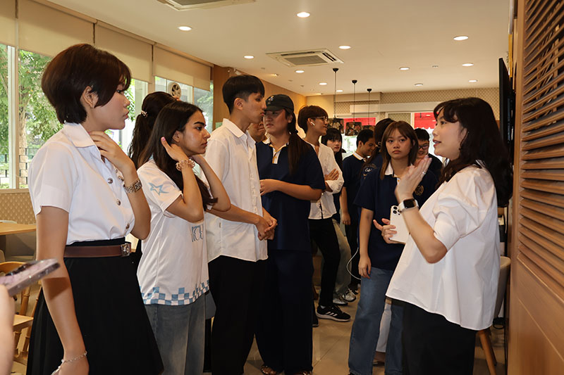 นางสาวทอฝัน อธิบายถึงแนวคิดการทำงานเบื้องหลังการดำเนินโครงการ 60+ Plus Kitchen by CP ซึ่งสอดคล้องกับแนวทางการจ้างงานและธุรกิจที่คนพิการมีส่วนร่วม (Disability-Inclusive Employment and Business: DIEB)