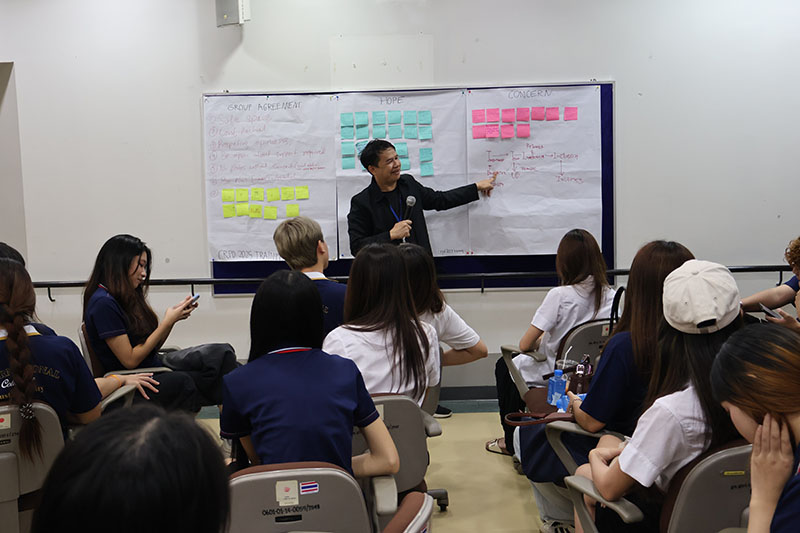 นายวัชรพล สรุปการศึกษาดูงานในประเด็นสำคัญ และกระตุ้นให้นิสิตมุ่งมั่นเป็นผู้สร้างสรรค์นวัตกรรมและผู้ลงทุนโดยการนำการออกแบบเพื่อทุกคน (Universal Design) เพื่อการพัฒนาที่ครอบคลุมและยั่งยืน