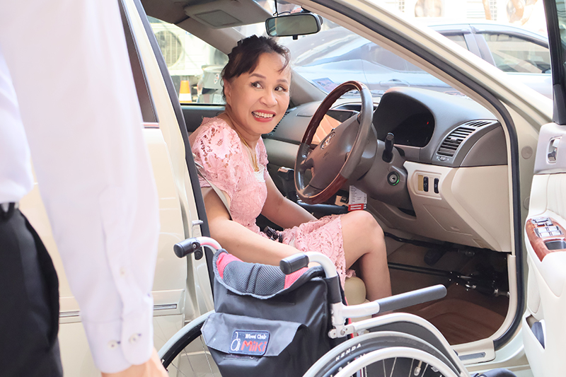 Ms. Nongnuch Maytarjittipun, Executive Secretary to the Executive Director and Information & Knowledge Management Manager at APCD, recently had the opportunity to trial the driving assistant device, providing the survey team with valuable and informative feedback.