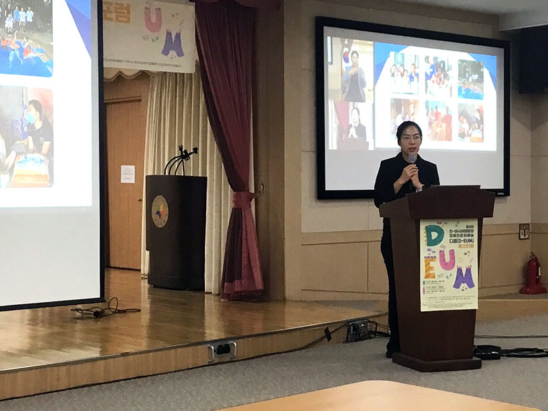 Ms. Tanutchaporn Kawila presented the introduction of Dulabhatorn Foundation and its art activities