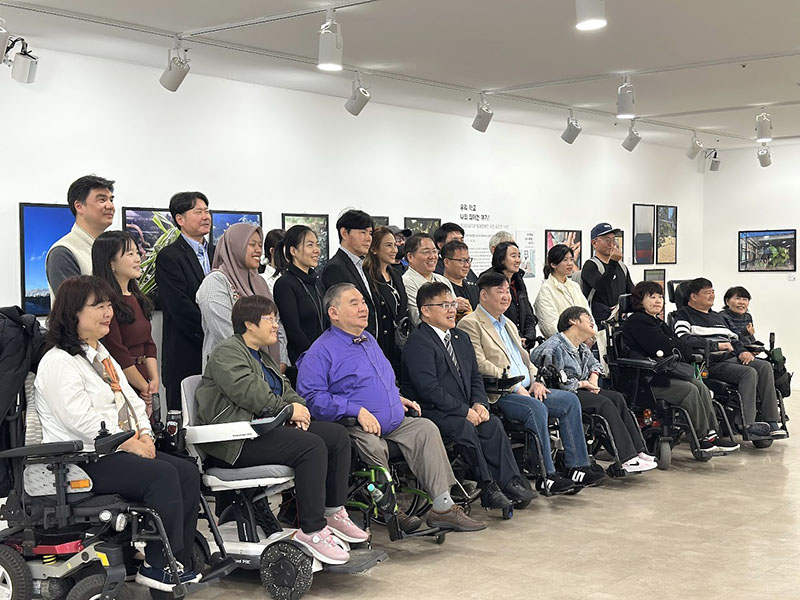 Group photo of all partners and stakeholders of this significant Inclusive Art Exhibition.