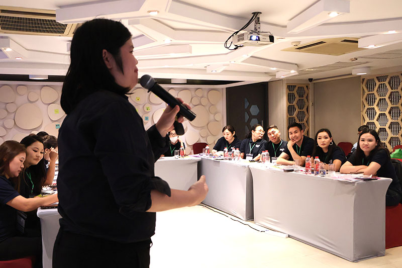 Ms. Siriporn Praserdchat and Ms. Supaanong Panyasirimongkol, facilitated the DET session as the internal resource persons on 17 November.