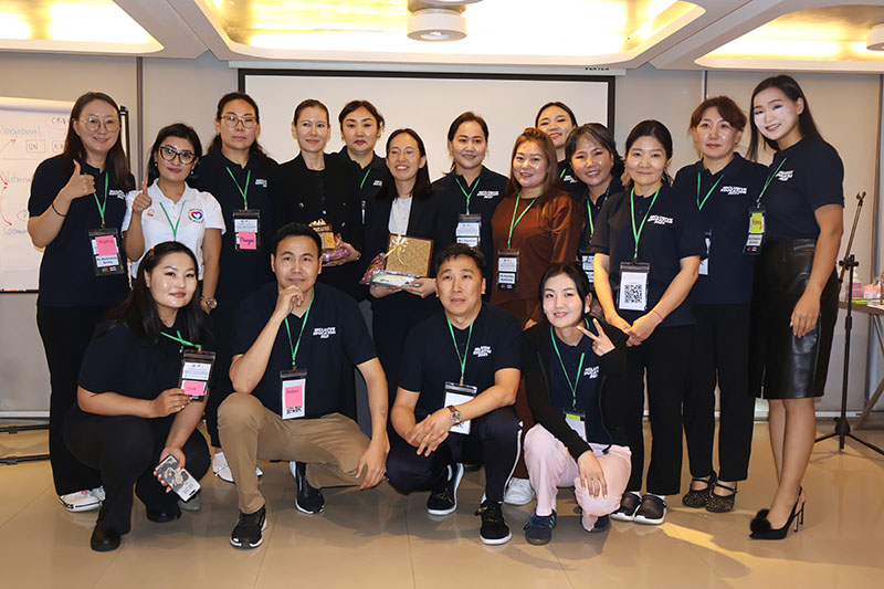 Participant gave an appreciation souvenir to resource persons, Ms. Catherine and Ms. Sayaka and took a group photo.