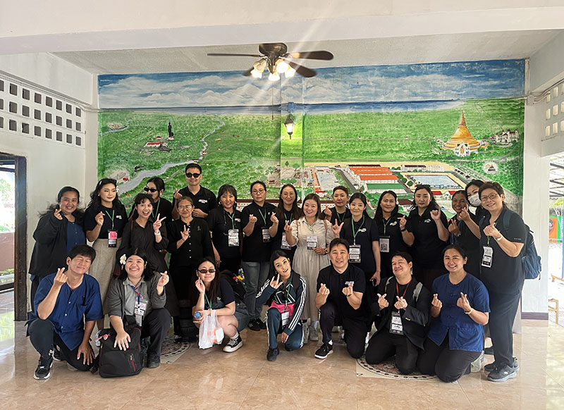 Participants took a group photo with the Director and staff of the school as a proud memory.