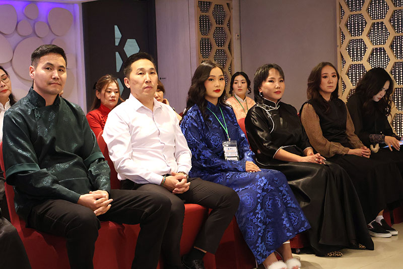 Participants have their national dresses at the closing ceremony.