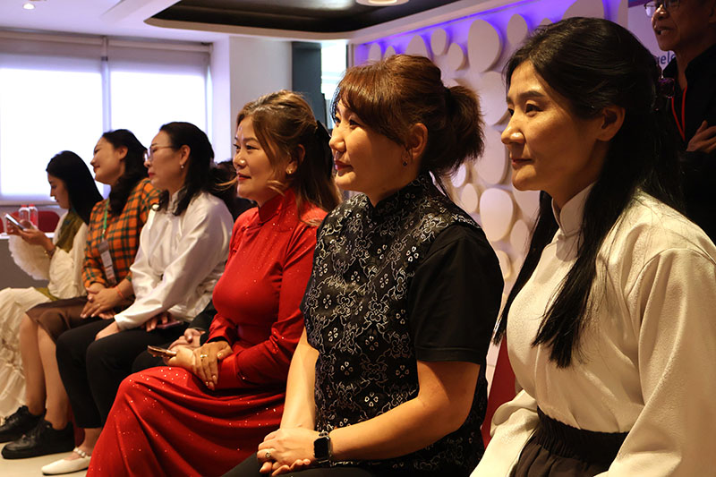 Participants have their national dresses at the closing ceremony.