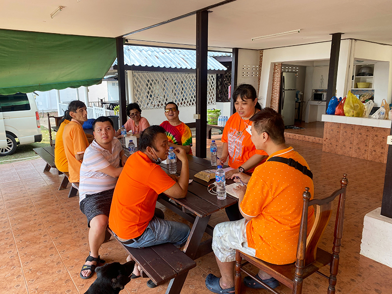 Mr. Narongrite Wattanaiabphan, President of Dao Ruang Group, and Ms. Phacharin Sujaritwatanasak, Vice President, open the discussion to review past activities and plan future endeavours. The members agree to have a gathering discussion in every three months.