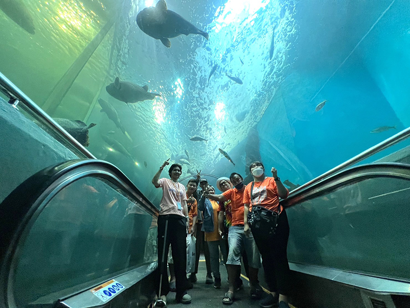 The members posed a group photo at Rayong Aquarium.