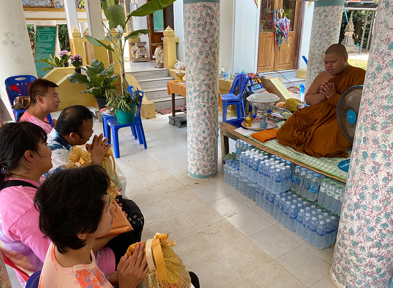 The members visited and made merit at Phlong Sawai temple.