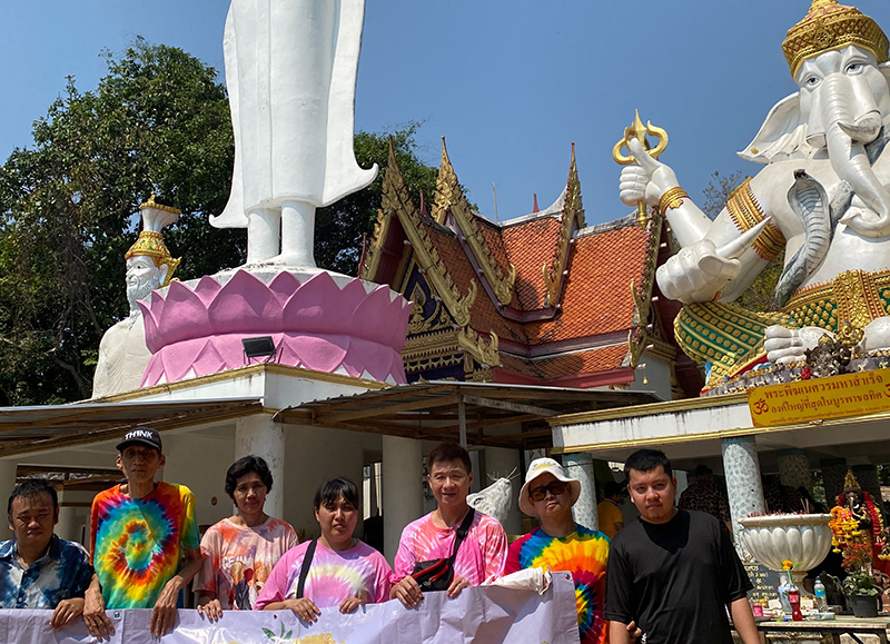 The members visited and made merit at Phlong Sawai temple.