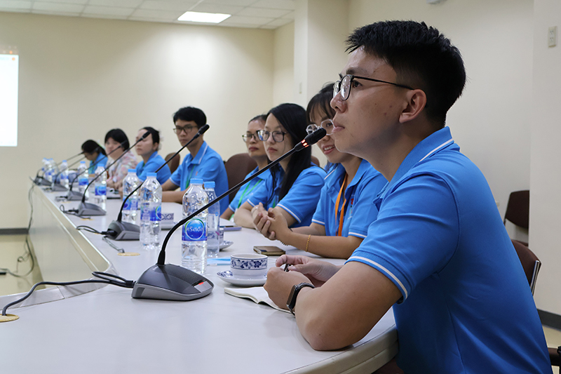 Ms. Supaanong Panyasirimongkol, Networking and Collaboration Officer, APCD provided regional activities on disability development and their approaches, highlighting AAN activity in cooperation with VAN in the past. They also had a group discussion with Mr. Somchai Rungsilp, Manager of the Community Development Department, in view of family power of love.