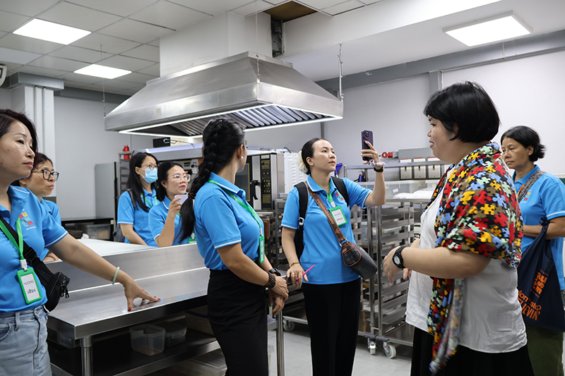 The delegates continued the visit program on touring of APCD 60+ Plus Bakery & Chocolate Café as well as APCD 60+ Plus Kitchen by CP.