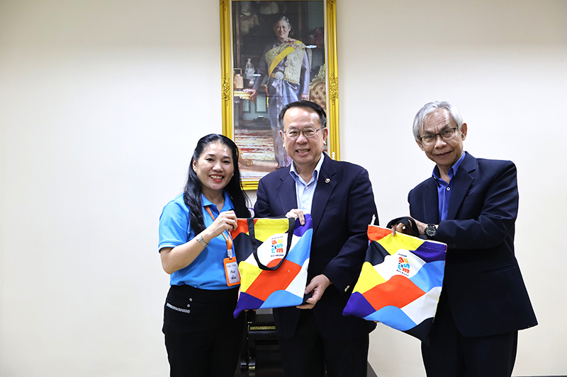 Ms. Pham Kim Tam, Chairperson of VAN, appreciated and presented a souvenir to Mr. Piroon Laismit and Mr. Somchai Rungsilp.