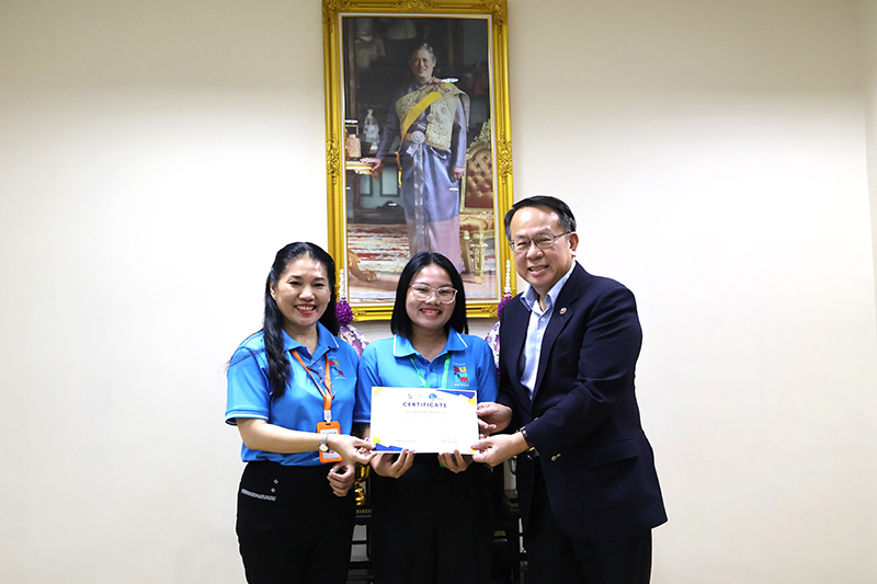 Ms. Pham Kim Tam chairperson of VAN together with Mr. Piroon, presented the completion certificate to a participant.