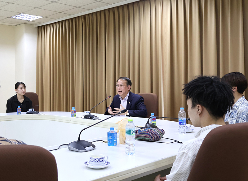 Mr. Piroon Laismit, the Executive Director of APCD, gave welcome remarks and expressed his gratitude to the professors and the JICA Thailand office.