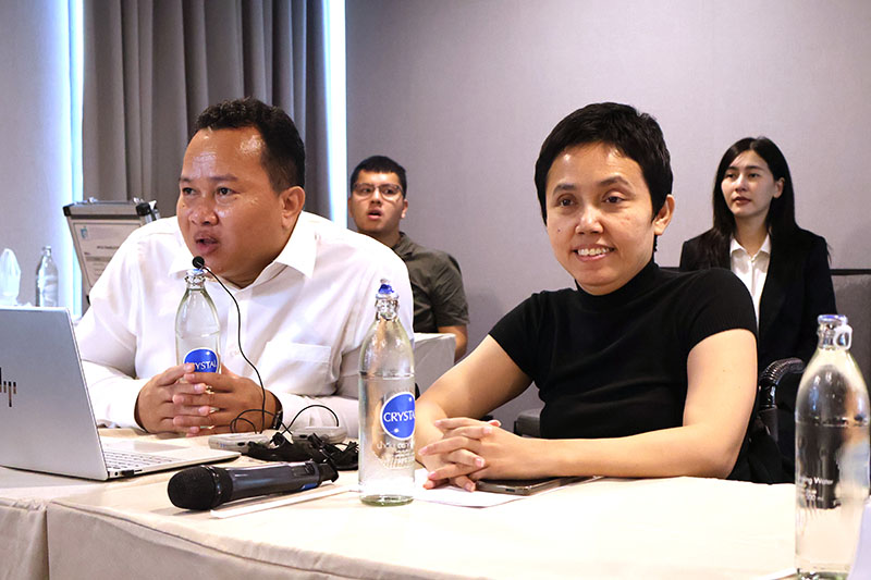 Photo of active MC, sign language Interpreters, Thai-English Interpreters, working group member during the meeting.