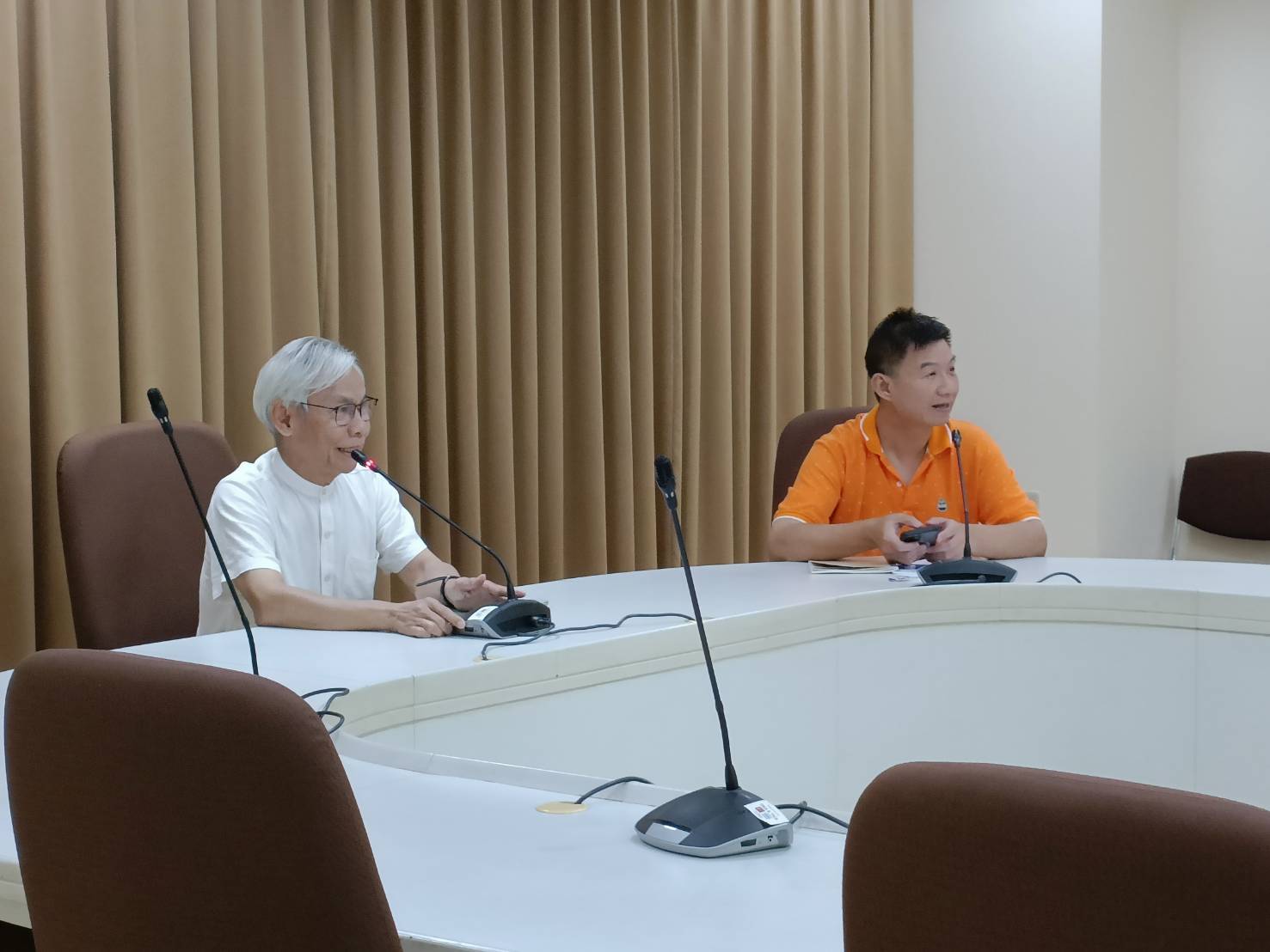 Mr. Somchai Rungsilp, Manager of the Community Development Department at APCD, and Mr. Narongril Wallaiabphan, President of the Dao Ruang Group, jointly delivered the opening remarks and emphasized the importance of the training session, which aimed to raise awareness and understanding of disaster preparedness for persons with disabilities.