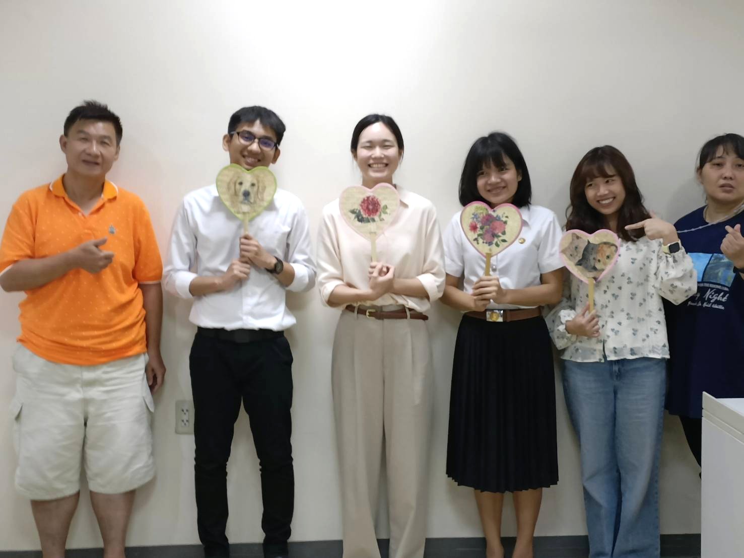 Representative members of Dao Ruang Group gave souvenirs to APCD staff as a token of appreciation for organizing the training.