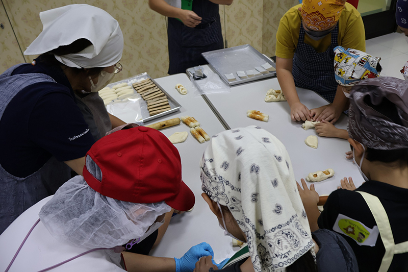 Students and teachers from Bankoku Nihonjin Gakkō Thai-Japanese Association School) joined us at APCD for an amazing bread-making workshop, on 4 February 2025