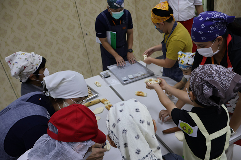 Students and teachers from Bankoku Nihonjin Gakkō Thai-Japanese Association School) joined us at APCD for an amazing bread-making workshop, on 4 February 2025