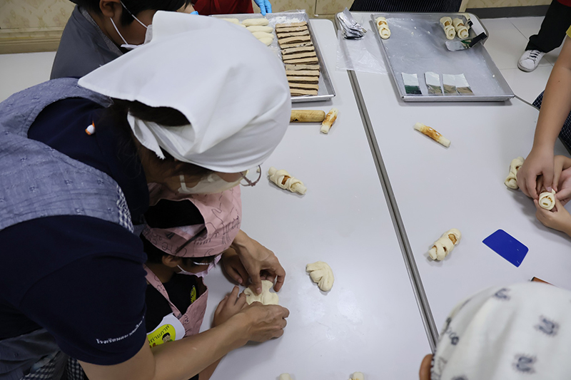 Students and teachers from Bankoku Nihonjin Gakkō Thai-Japanese Association School) joined us at APCD for an amazing bread-making workshop, on 4 February 2025