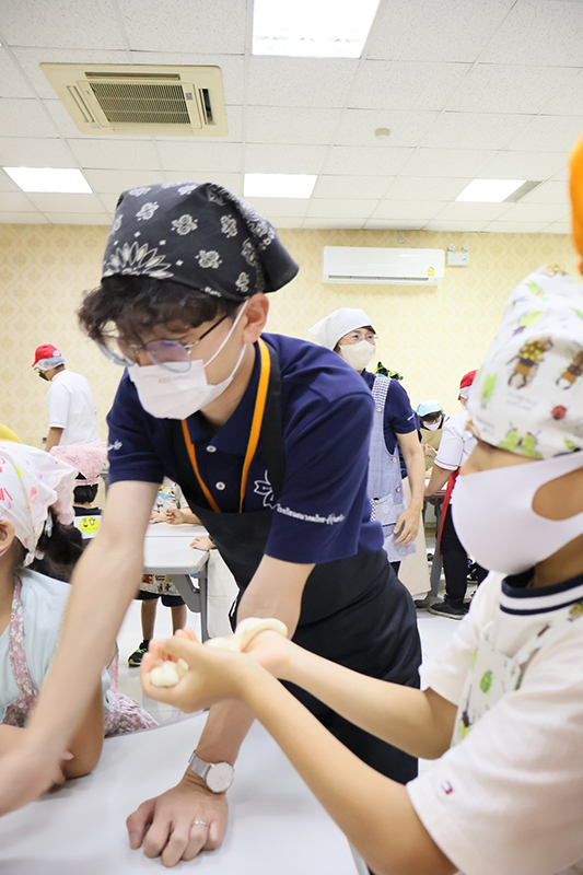 Students and teachers from Bankoku Nihonjin Gakkō Thai-Japanese Association School) joined us at APCD for an amazing bread-making workshop, on 4 February 2025