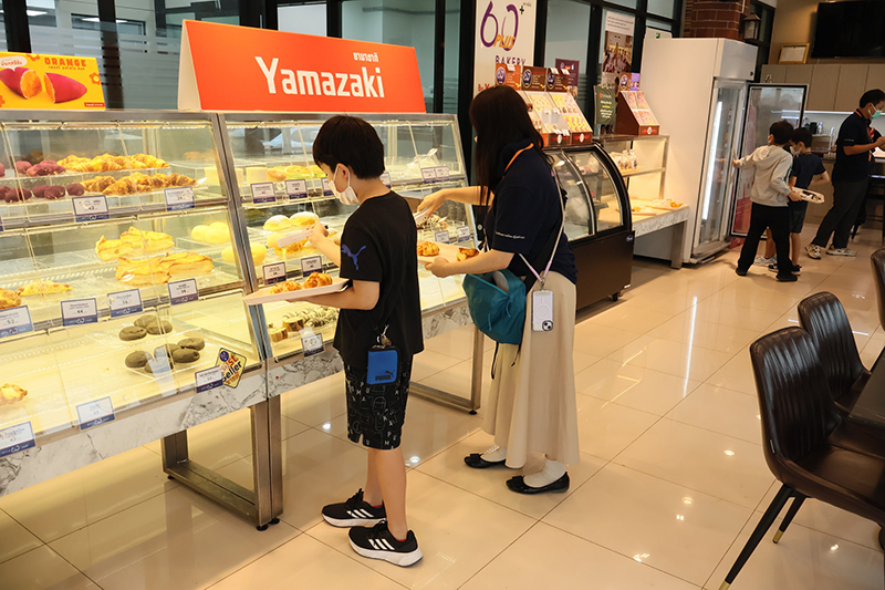 Students and teachers from Bankoku Nihonjin Gakkō Thai-Japanese Association School) joined us at APCD for an amazing bread-making workshop, on 4 February 2025