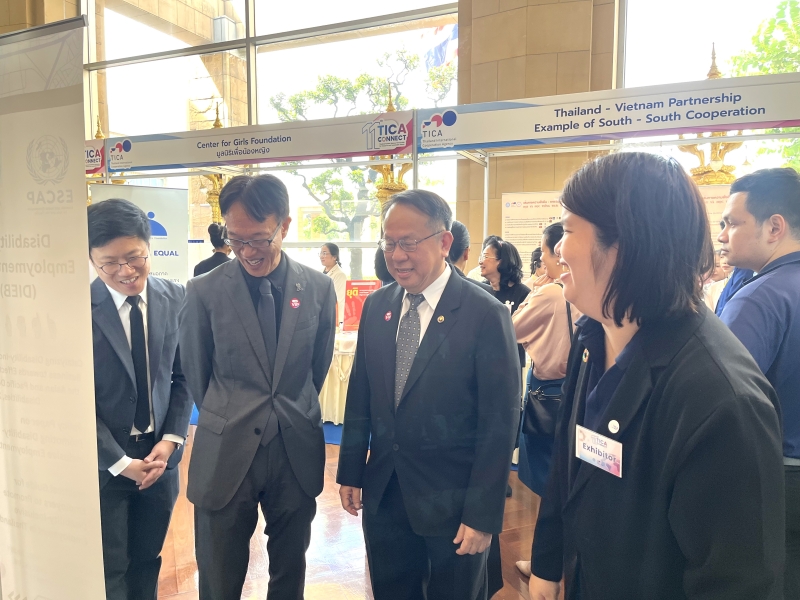 Picture 3: Mr. Shunsuke Sakudo, Chief Representative of the JICA Thailand Office, visited the APCD booth together with Mr. Piroon Laismit, where they engaged in discussions on APCD's initiatives and activities.