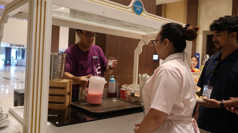 ผู้เข้ารับการอบรมชมการสาธิตการชงเครื่องดื่มโดยพนักงานออทิสติกของโรงแรมเซ็นทารา ไลฟ์ ศูนย์ราชการฯ ซึ่งเคยผ่านการฝึกพัฒนาทักษะจาก APCD ก่อนเข้าสู่การทำงาน