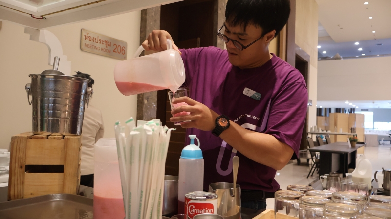 พนักงานออทิสติกสาธิตการชงเครื่องดื่มตามสูตรเฉพาะของตนเอง พร้อมแสดงให้เห็นถึงทักษะและความมั่นใจที่ได้รับการพัฒนาจากประสบการณ์การทำงานจริง