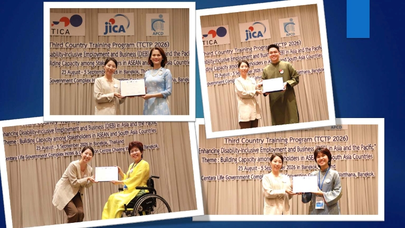 Ms. Ichigi Akari presented certificates to Vietnam participants.
