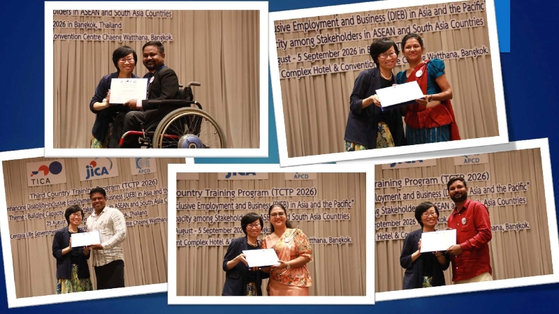 Ms. Emi Aizawa presented certificates to participants from Sri Lanka.