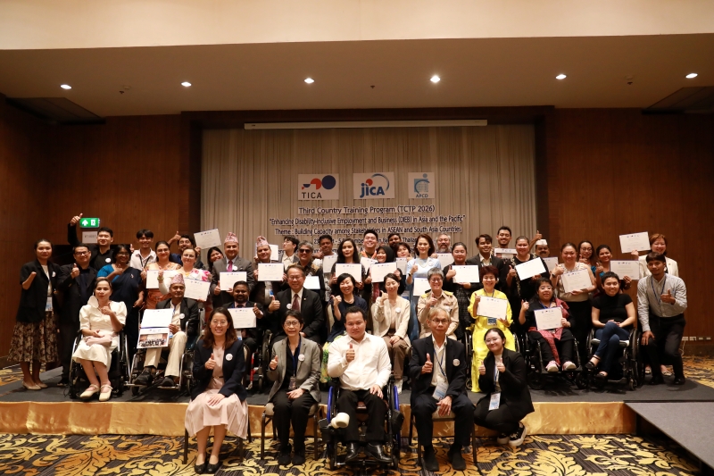 Another group photo was taken after the closing ceremony, with participants proudly showing their completion certificates alongside representatives from TICA, JICA, and APCD, as well as Thai–English and sign language interpreters. The photo reflected the participants’ commitment to taking the next steps in advancing DIEB in their respective countries and strengthening regional networks and collaboration on DIEB.